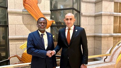 عبداللطيف يلتقى رئيس جامعة الأمم المتحدة بطوكيو لبحث سبل التعاون في مجال التعليم والبرمجة والذكاء الاصطناعي