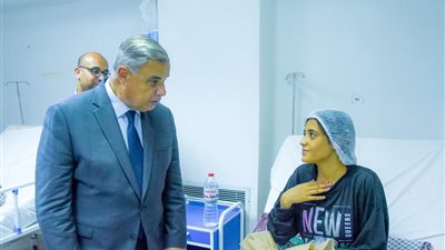 محافظ الإسكندرية يزور مصابي حادث غرق شاطئ أبو تلات بمستشفى العامرية
