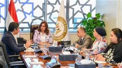 منال عوض تبحث سبل الاستفادة من المخلفات اليومية الناتجة عن عدد من التجمعات السكنية الجديدة