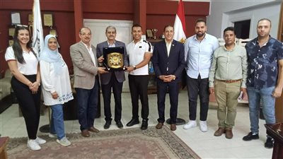 اهداء درع اتحاد شمال إفريقيا للخماسي الحديث لهشام الجبالي تقديرًا لجهوده الرياضية ببني سويف