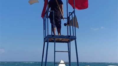 بسبب اضطراب الأمواج.. رفع الرايات الحمراء والصفراء بعدد من شواطئ الإسكندرية