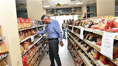 فى زيارة مفاجئة.. محافظ أسوان يتابع مبادرة 