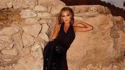 في أحدث ظهور.. مايا دياب تخطف الانظار على خلفية البحر والصخور