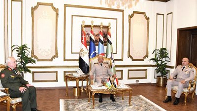 القائد العام للقوات المسلحة وزير الدفاع والإنتاج الحربى ورئيس الأركان يلتقيان رئيس هيئة الأركان المشتركة بالمملكة الأردنية الهاشمية