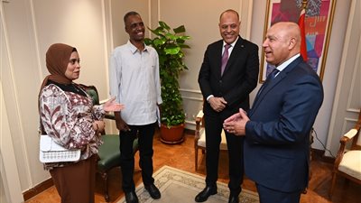 وزيرا النقل والعمل يكرمان عامل مزلقان السادات ببني سويف