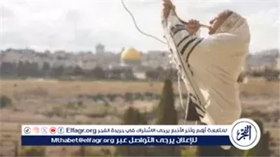 مستوطن ينفخ بـ 