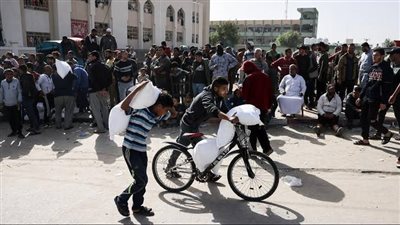 “الهلال الأحمر المصري” يدفع بأكثر من 3700 طن مساعدات غذائية وإغاثية في قافلة 