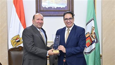 رئيس جامعة القاهرة يشارك في اجتماع لجنة جوائز التميز الداخلي للجامعات الحكومية