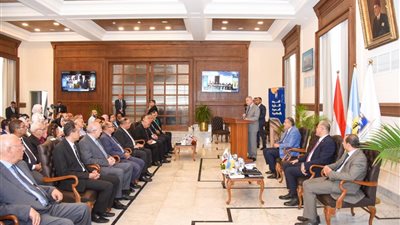 بالتعاون مع الغرفة التجارية.. وزير العمل ومحافظ الإسكندرية يفتتحان ندوة تثقيفية حول قانون العمل الجديد 