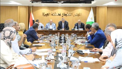 محافظ الجيزة يبحث الموقف التنفيذي لمشروعات الري والصرف ومياه الشرب بالمحافظة 