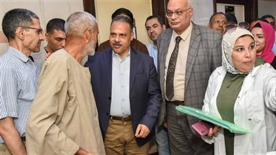 محافظ الشرقية يُفاجئ الأطباء والعاملين بعيادة المبرة للتأمين الصحي بالزقازيق