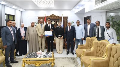 محافظ قنا يسلم عقود عمل لأوائل خريجي مدرسة مياه الشرب والصرف الصحي