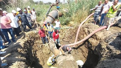 نائب محافظ الجيزة يتفقد أعمال اصلاح الكسر المفاجئ بخط مياة 1000 مم بالعياط