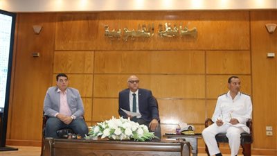 محافظ القليوبية يوجه بتكثيف العمل لإنهاء ملف تقنين الأراضي.. وتسهيلات للجادين