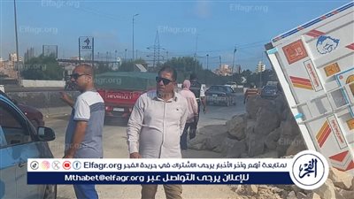رفع اثار انقلاب تريلا محملة بالدرس علي الطريق الدائري بالمنصورة..صور