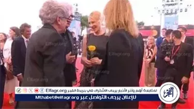 كيت بلانشيت تخطف الأضواء بوردة صفراء في افتتاح فيلمها بمهرجان فينيسيا