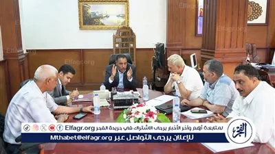 محافظ مطروح يناقش حل أزمة المياه بحضور رئيس شركة المياه 