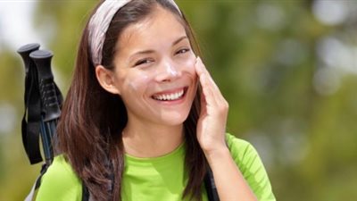 متى نستخدم واقي الشمس؟ وهل تكفي مظلات الشاطئ للحماية؟ خبراء يوضحون الحقائق