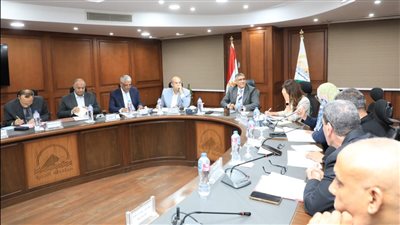 محافظ الجيزة يبحث الموقف التنفيذي للمشروعات القومية وآليات إنهاء صرف التعويضات