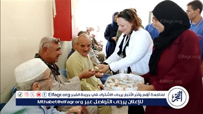 طبيبة مسيحية تحتفل بالمولد النبوي بتوزيع الحلوى على المرضى والعاملين في بني سويف