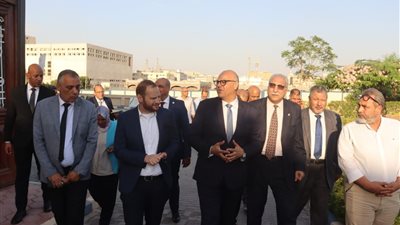 محافظ القليوبية يتفقد مدرسة 