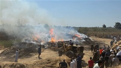 9 سيارات إطفاء للسيطرة على حريق هائل بمصنع كتان في الغربية