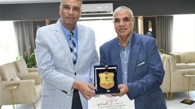 محافظ أسوان يكرم وكيل مديرية الإسكان لبلوغه السن القانونية للتقاعد