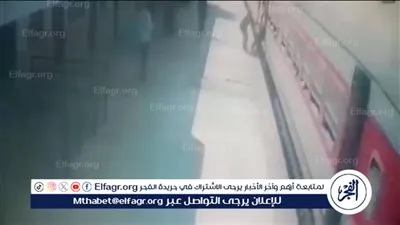 شاف الموت بعينة.. ناظر محطة طما بسوهاج ينقذ شاب أثناء محاولته ركوب القطار أثناء مروره بالمحطة