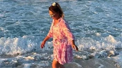 «يلتقي البحر والروح».. ليلى علوي ترقص على أمواج الساحل الشمالي