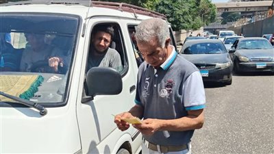 الجيزة تضبط 10 سيارات مخالفة بخطوط السير وأجرة الركوب