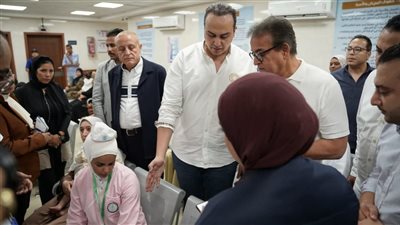 نائب رئيس الوزراء وزير الصحة ومحافظ الأقصر يجريان جولة تفقدية بمنشآت هيئة الرعاية