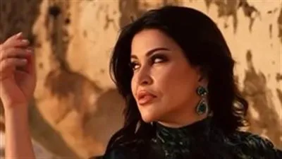 جومانا مراد تخطف الأنظار حافية القدمين على شاطئ البحر