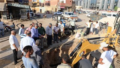 محافظ أسوان يتابع ميدانيًا معالجة هبوط أرضى بمحطة البشارية