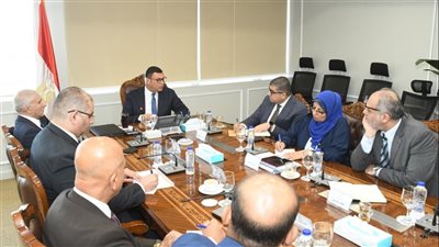 وزير الإسكان يعقد اجتماعًا لمتابعة سير العمل بقطاعات هيئة المجتمعات العمرانية الجديدة