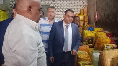غلق منشأة غير مرخّصة لإعادة تعبئة الزيوت وضبط 8 أطنان منتجات غذائية فاسدة ومجهولة المصدر بأوسيم