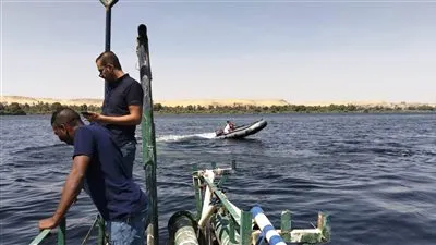 محافظ أسوان يتابع جهود تفتيت بقعة سولار بمجرى نهر النيل