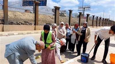 طلاب جامعة بنها يشاركون في تجميل الحرم استعدادًا للعام الدراسي الجديد