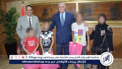 محافظ الغربية يسلم الزي المدرسي ويسدد المصروفات لـ 35 طالبًا من الأولى بالرعاية