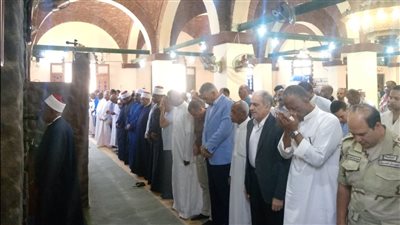 محافظ أسوان يؤدى صلاة الجمعة بمسجد عبد الرحمن بغرب سهيل