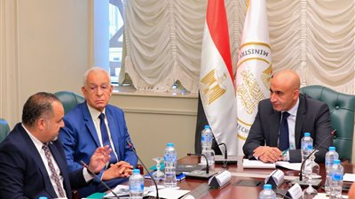 وزير التعليم يلتقى بوفد من 