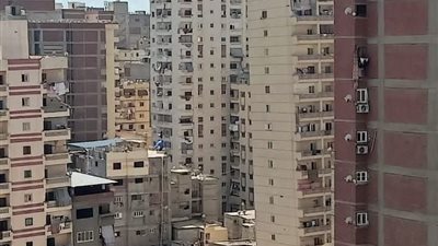 ميل عقار من 21 طابقًا شرق الإسكندرية وإخلاؤه من السكان