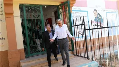 . محافظ أسوان فى جولة مفاجئة باحدى المدارس يعفى مديرة مدرسة اللغات المتميزة من منصبها