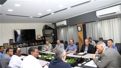 لقاء محافظ أسوان مع مدير التعليم ومديرى الادارات لتهيئة وتجهيز المدارس لإستقبال الطلاب