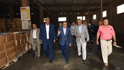 وزير الدولة للإنتاج الحربي يتابع سير العملية الإنتاجية بشركة أبو زعبل للكيماويات المتخصصة (مصنع 18 الحربي)