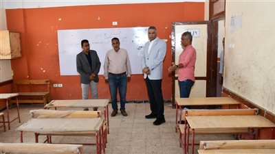 محافظ أسوان يفاجئ عدد من المدارس بدراو.. ويكافئ مدير مدرسة الشيخ عامر الإبتدائية الجديدة