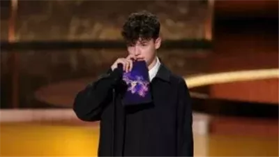 أوين كوبر يدخل تاريخ جوائز الإيمي.. ورسائل سياسية تتصدر أجواء الحفل