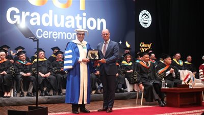 جامعة زويل تكرم «بيت الزكاة والصدقات» لدعمه المِنَح التعليمية