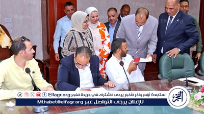 محافظ سوهاج..يسلم 25 عقود عمل بالقطاع الخاص للأشخاص ذوي الاعاقة 