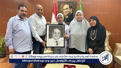 ‏وكيل تعليم الدقهلية يتلقى بورتريه هدية من طالبة بالمرحلة الإعدادية بمناسبة استقبال العام الدراسي الجديد