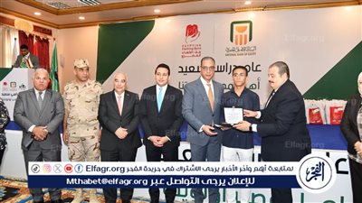 محافظ الفيوم يسلم ملابس جديدة وحقائب مدرسية لـ 1250 تلميذًا من الأولى بالرعاية